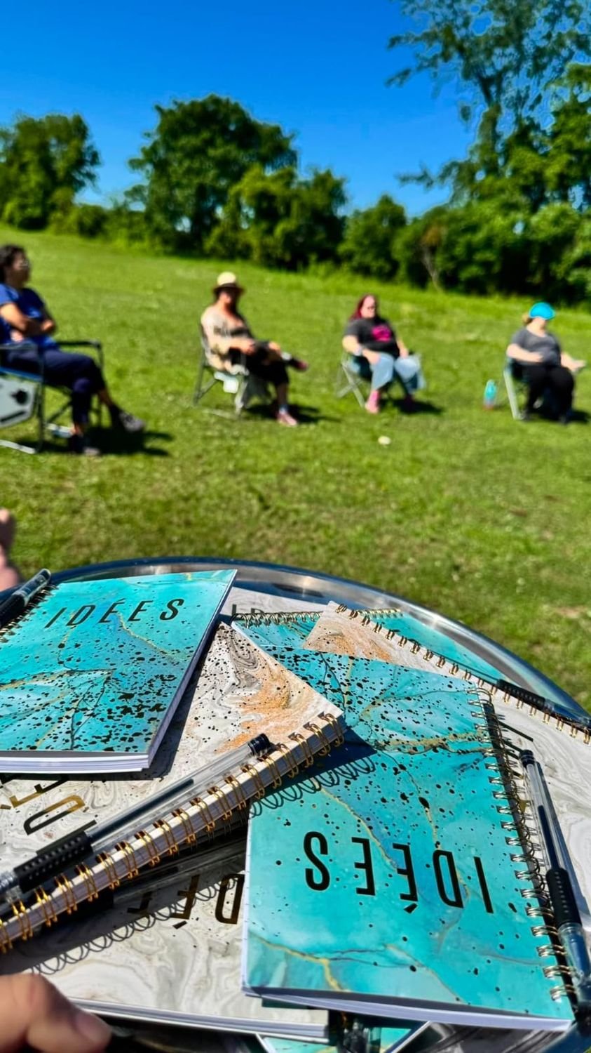 Carnets distribués lors d'un atelier en plein air