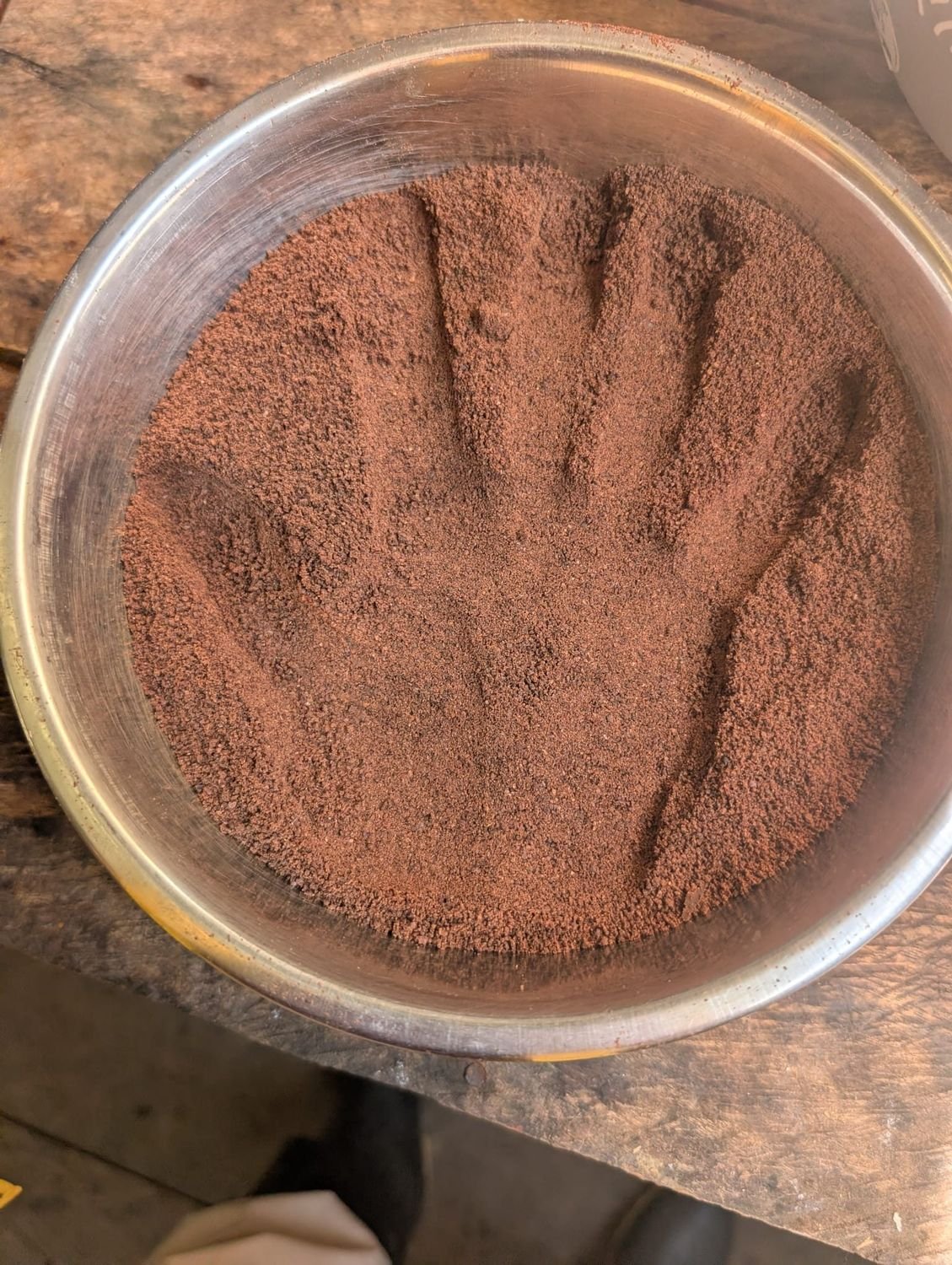 Cacao cérémoniel moulu dans un grand bol de métal