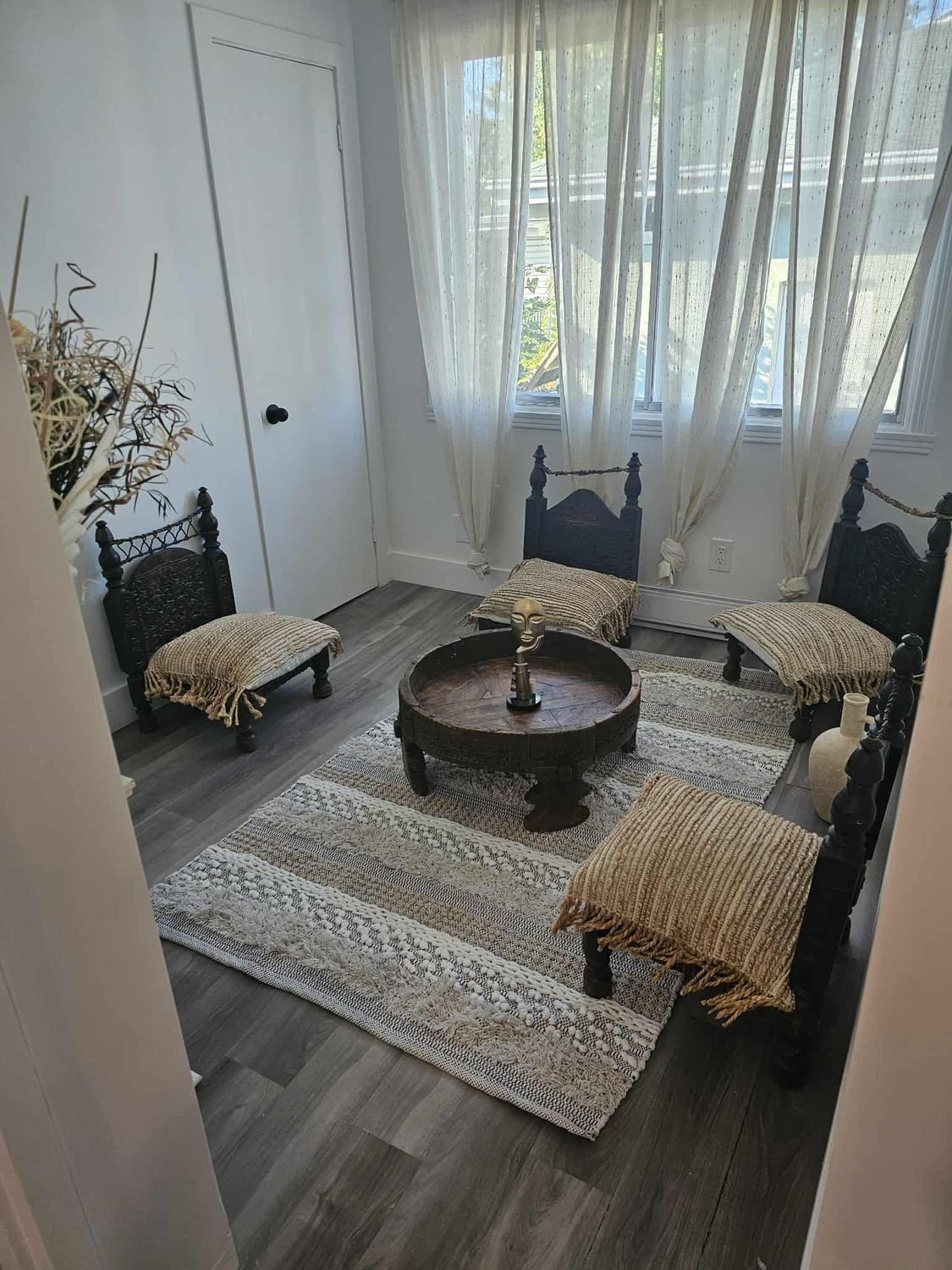 Espace de méditation aux coussins tressés